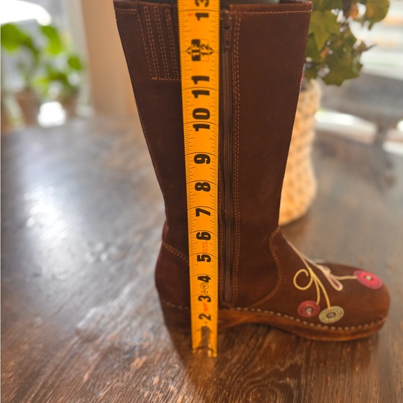 Embroidered Brown Suede Clog Boots - Picture 4 of 8